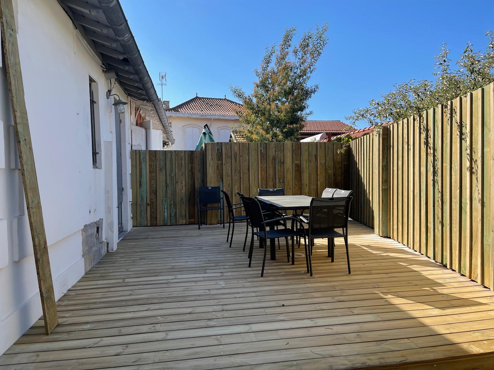 Terrasse bois — Coin repas extérieur