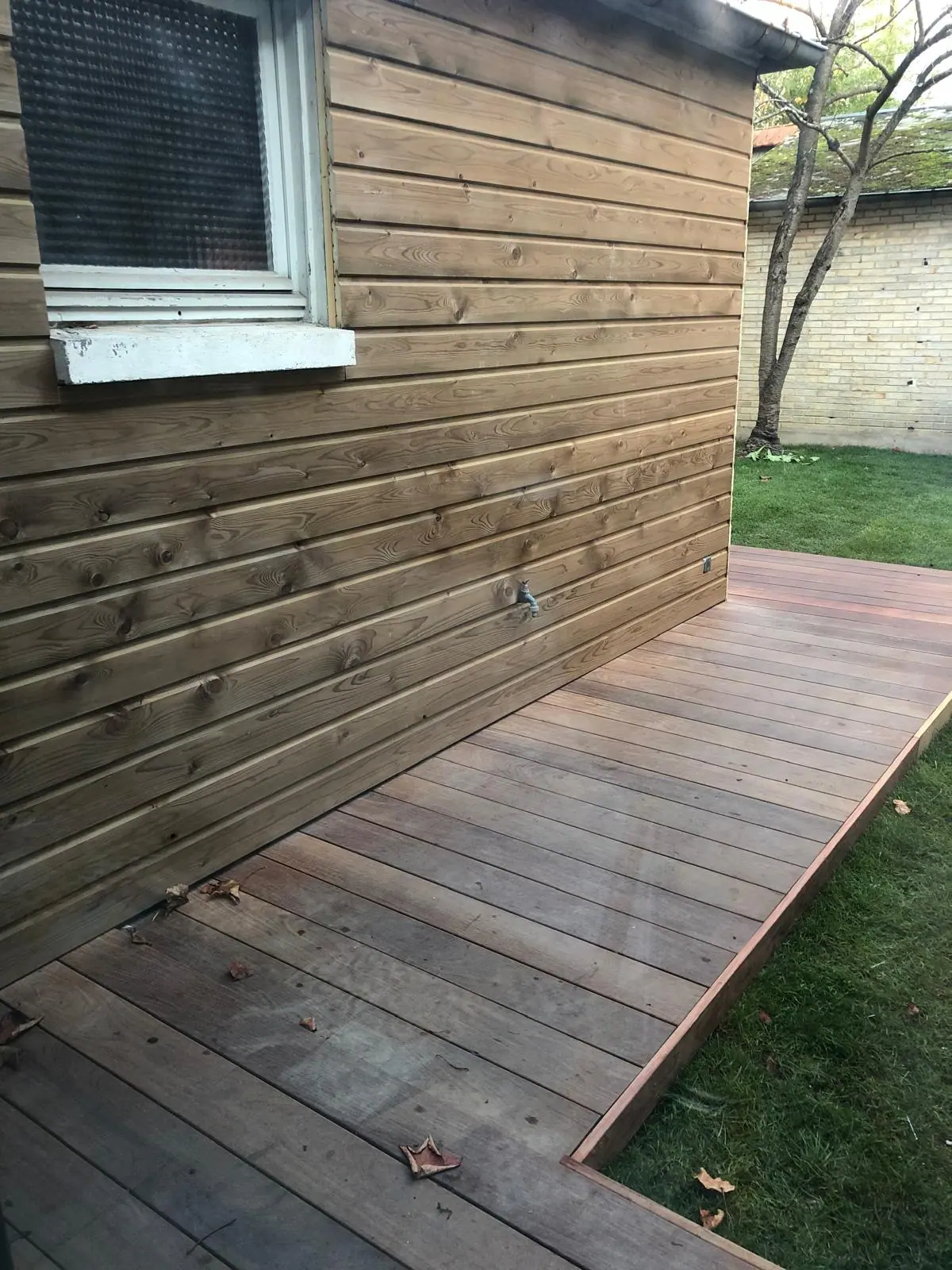 Bardage en pin associé à une terrasse en bois exotique cumaru
