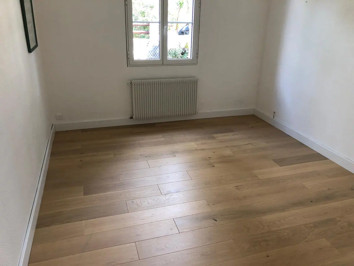 Parquet chêne massif grandes lames remis en état dans une pièce de vie