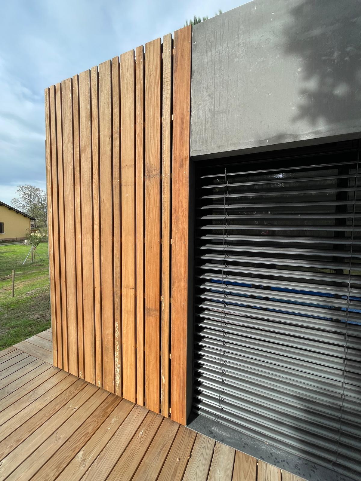 Bardage vertical avec volets