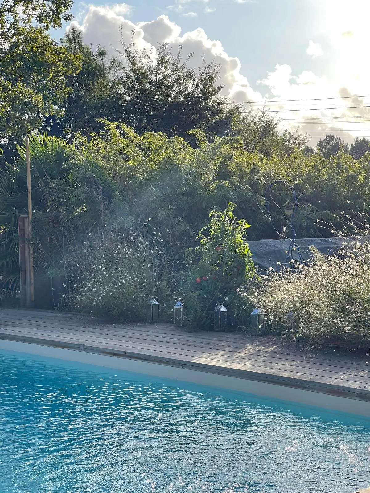 Terrasse en bois posée autour d'une piscine dans le Loiret