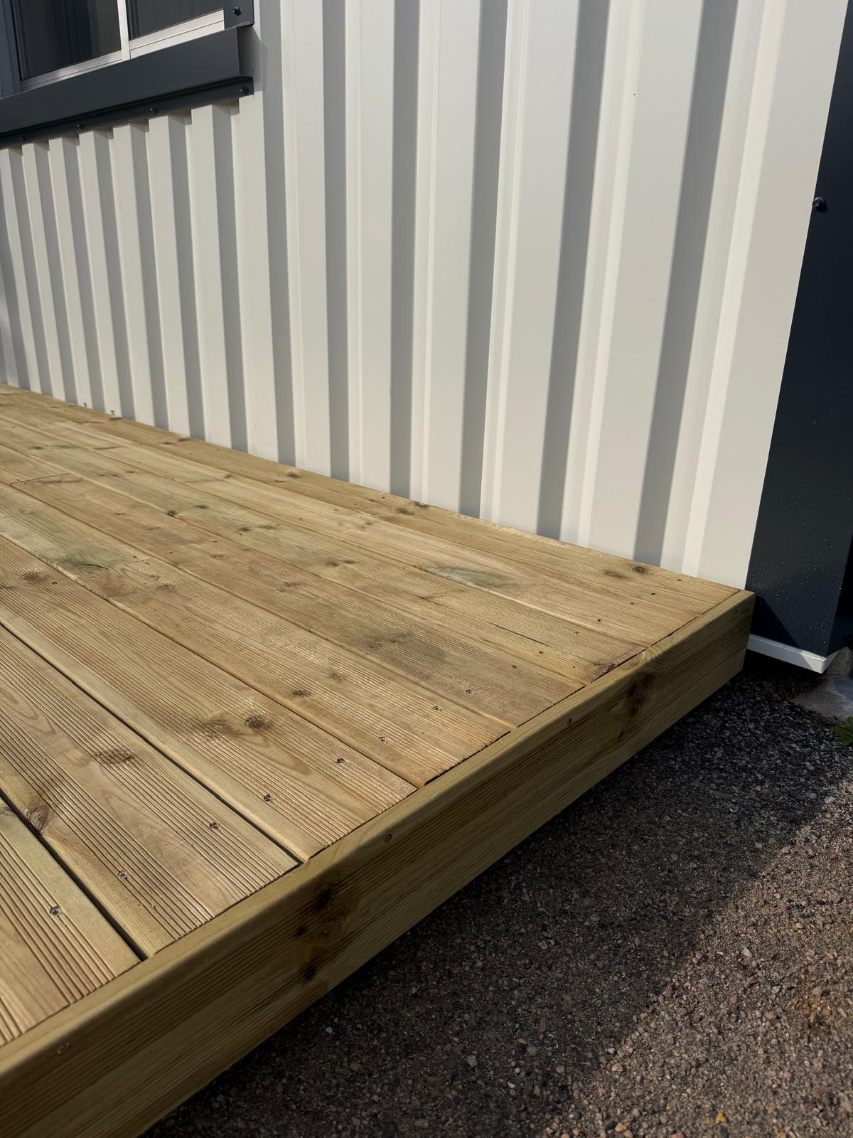 Terrasse en pin — Bâtiment commercial