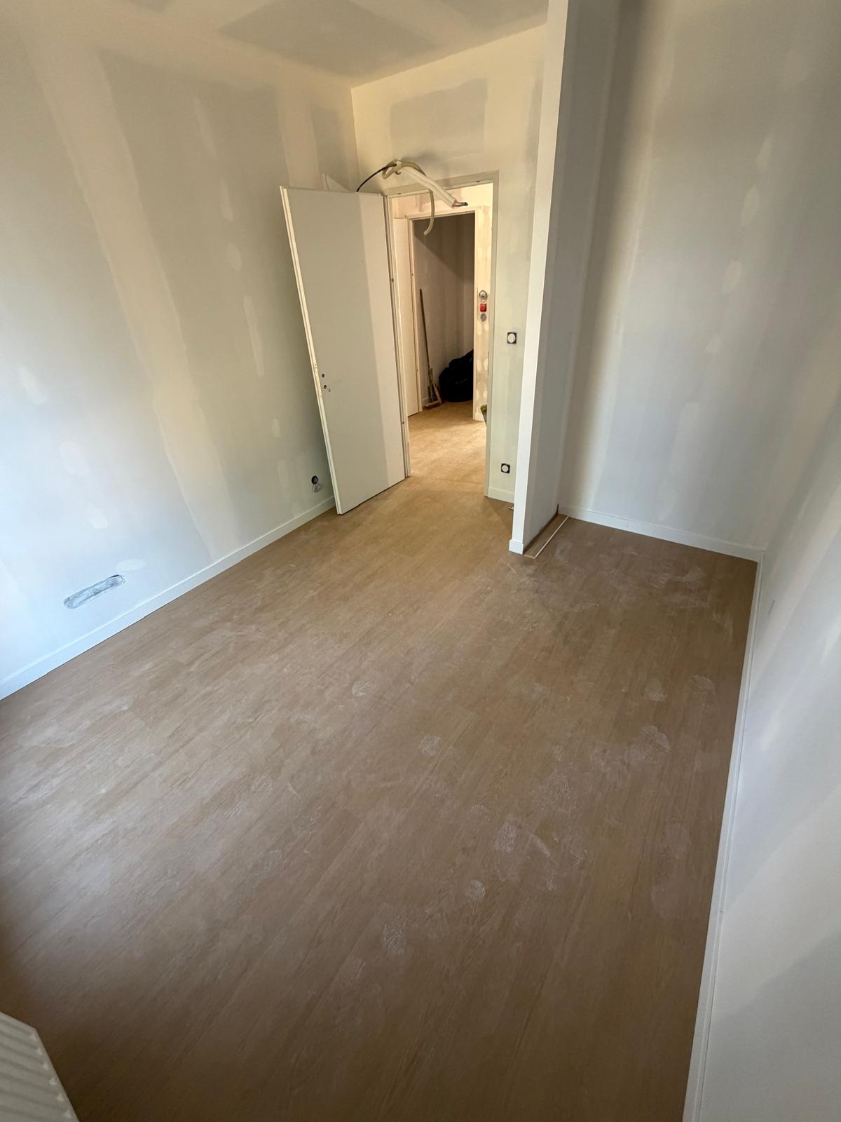 Sol stratifié — Couloir et chambre