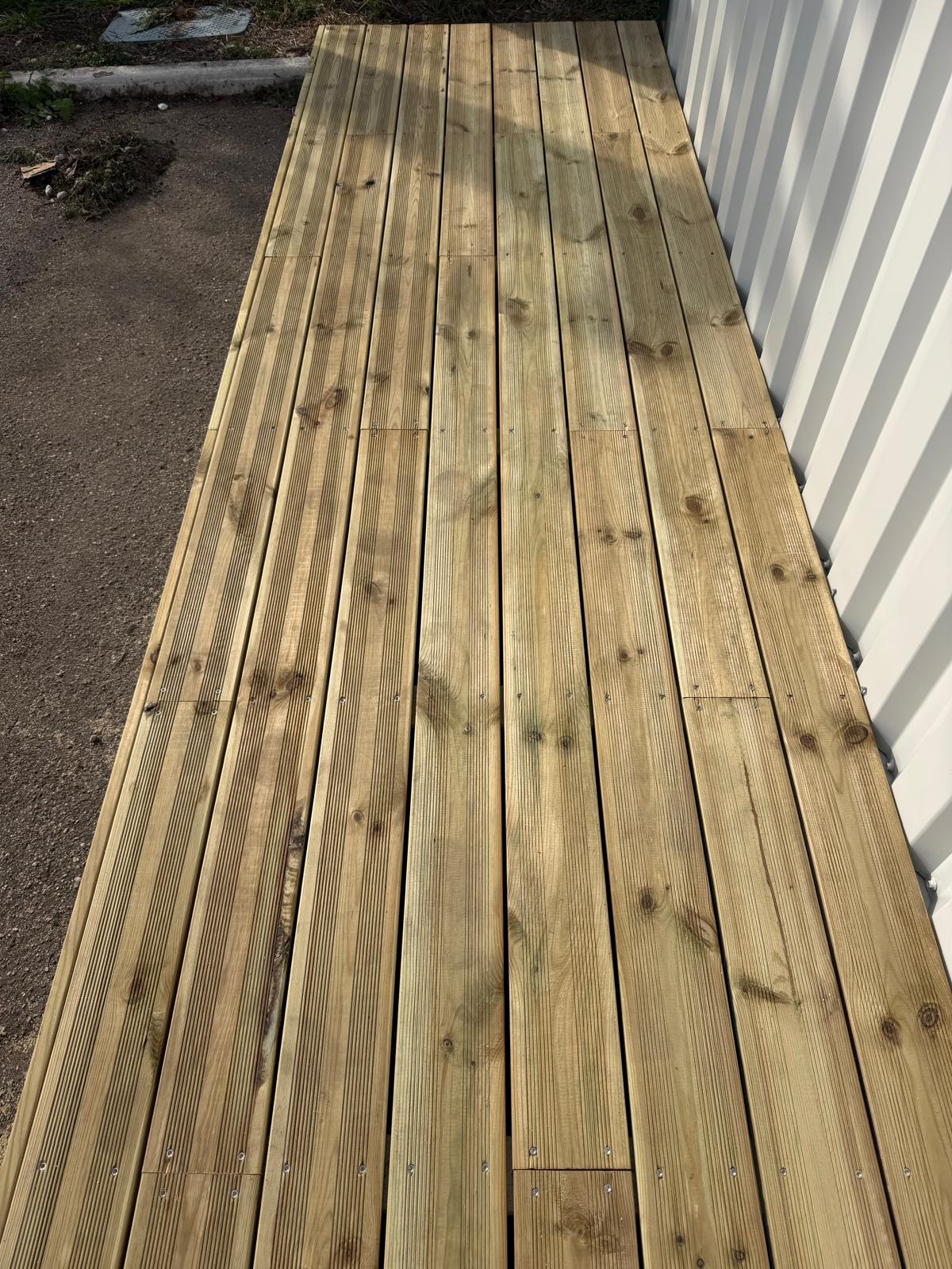 Terrasse en pin — Lames rainurées