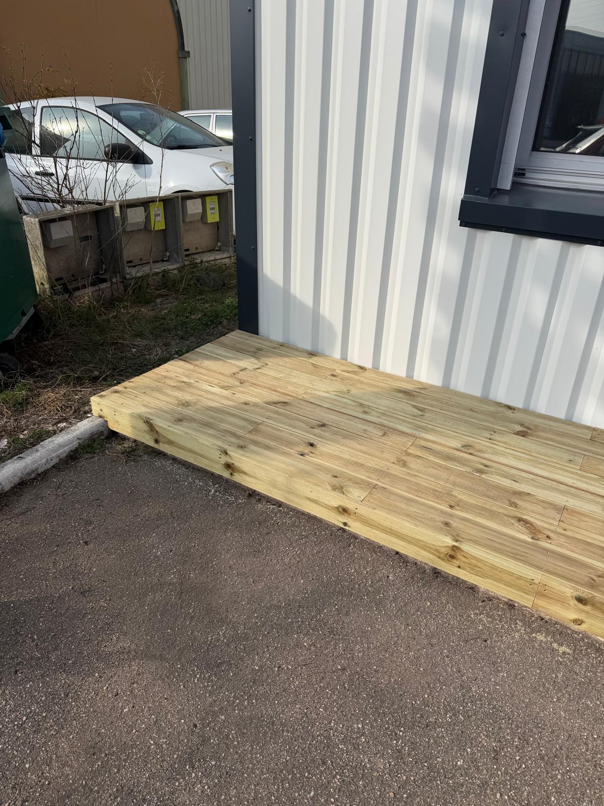 Terrasse en pin — Accès latéral