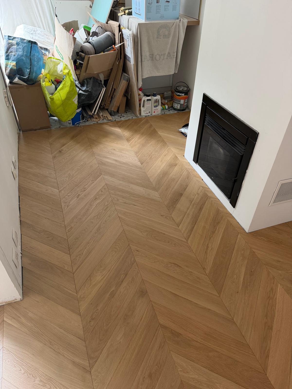 Parquet pointe de Hongrie collé — Salon