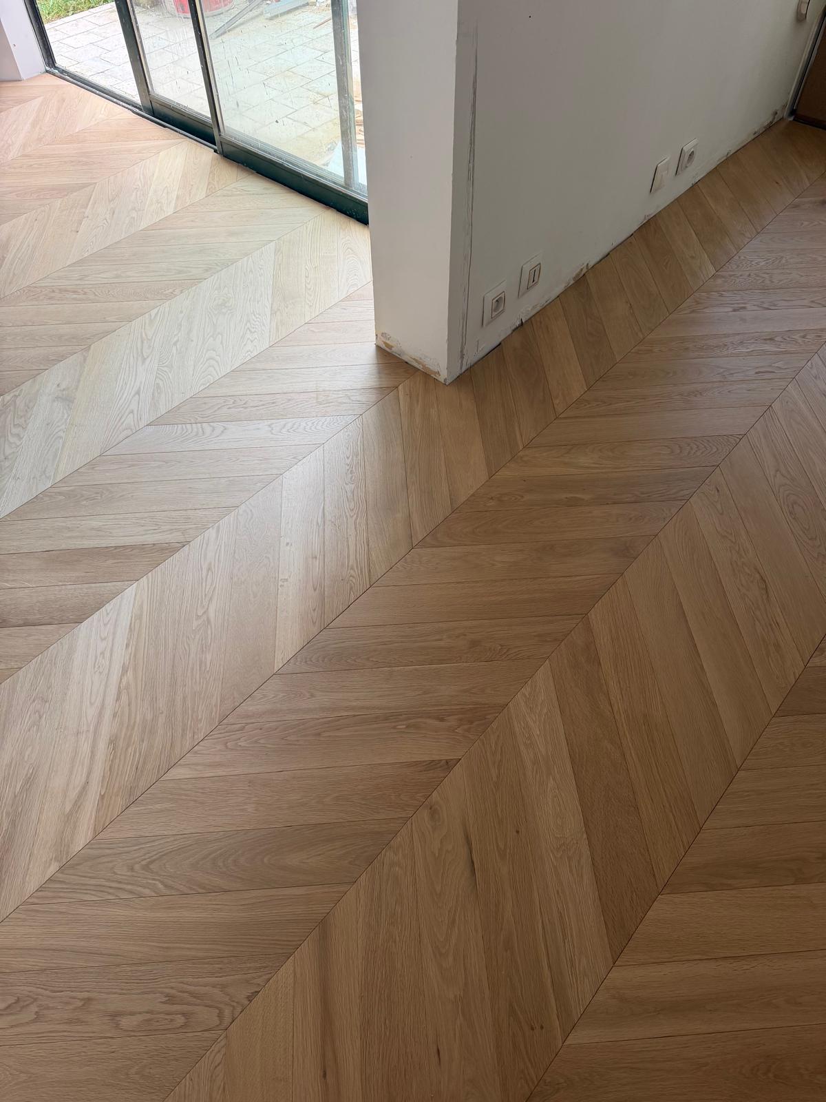 Parquet pointe de Hongrie collé — Pièce de vie