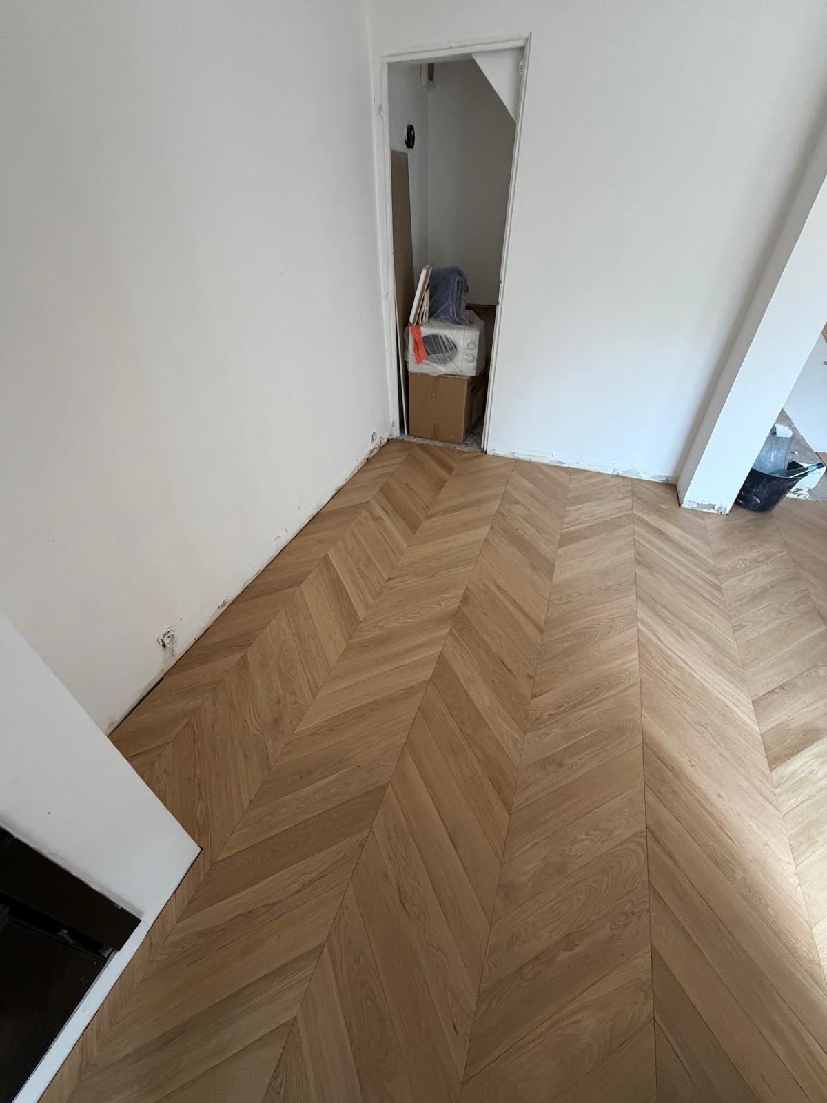 Parquet pointe de Hongrie collé — Couloir