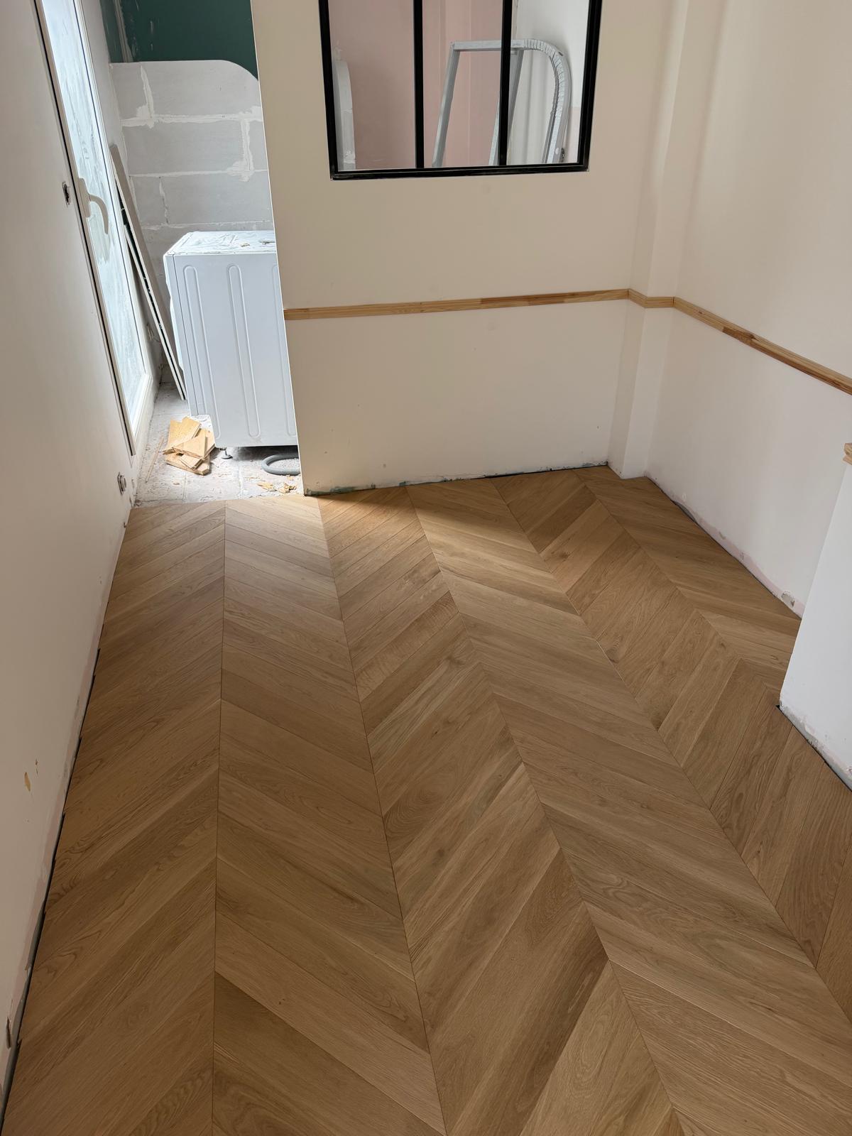 Parquet pointe de Hongrie collé — Chambre