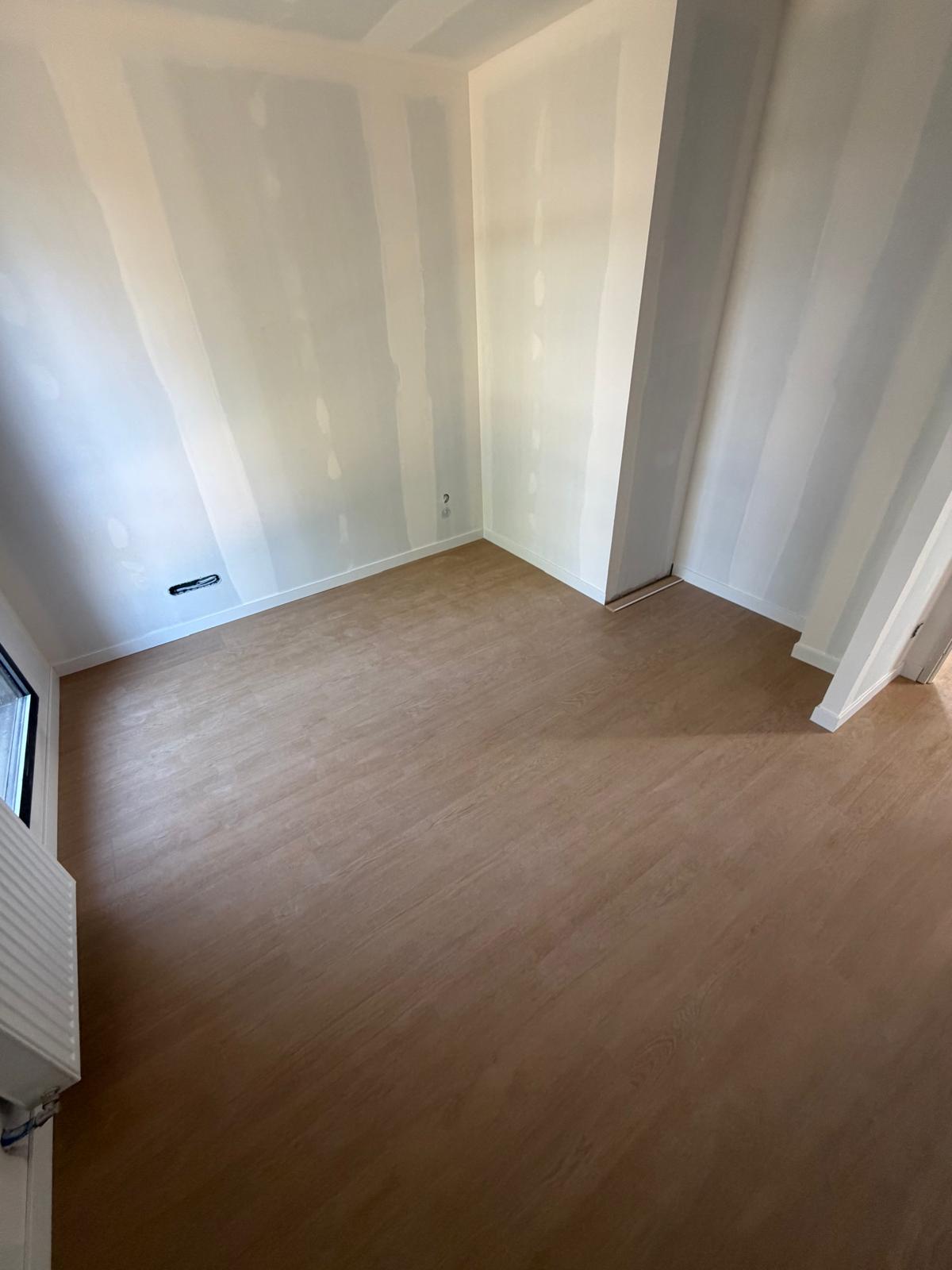 Sol stratifié — Chambre en rénovation