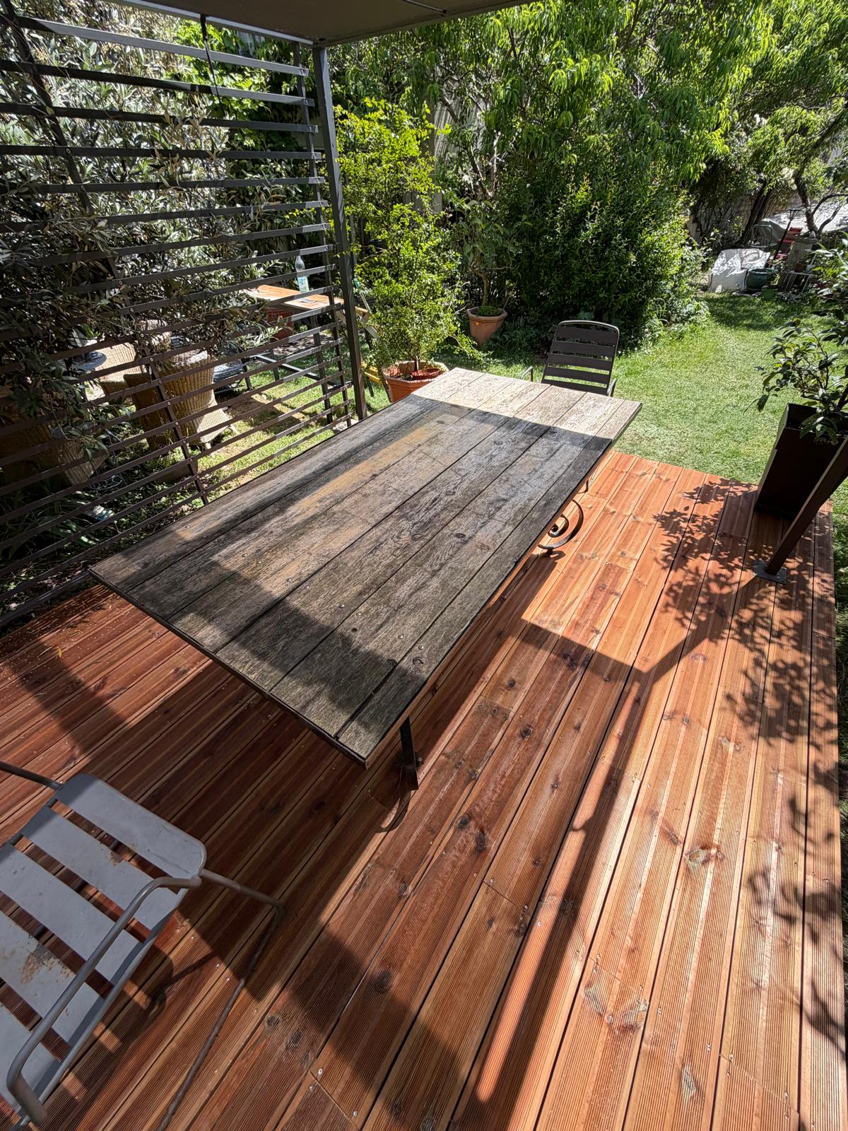 Terrasse en pin — Espace repas extérieur