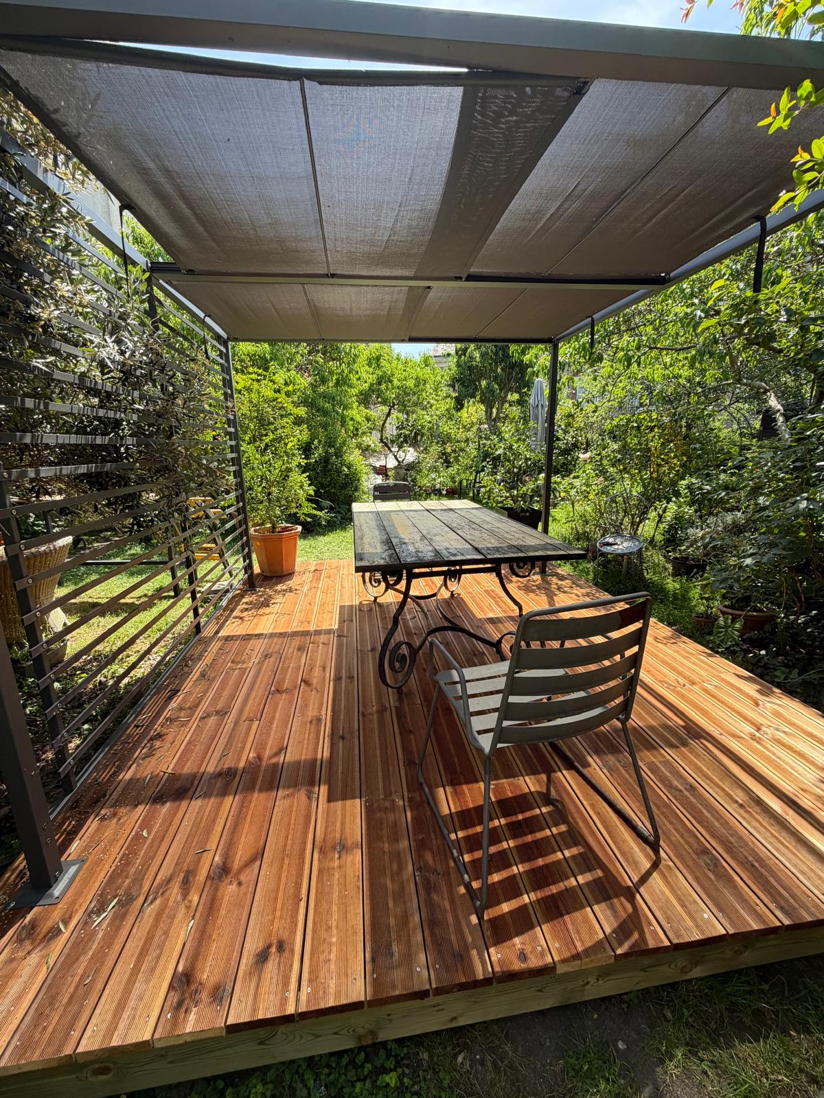 Terrasse en pin — Pergola et store