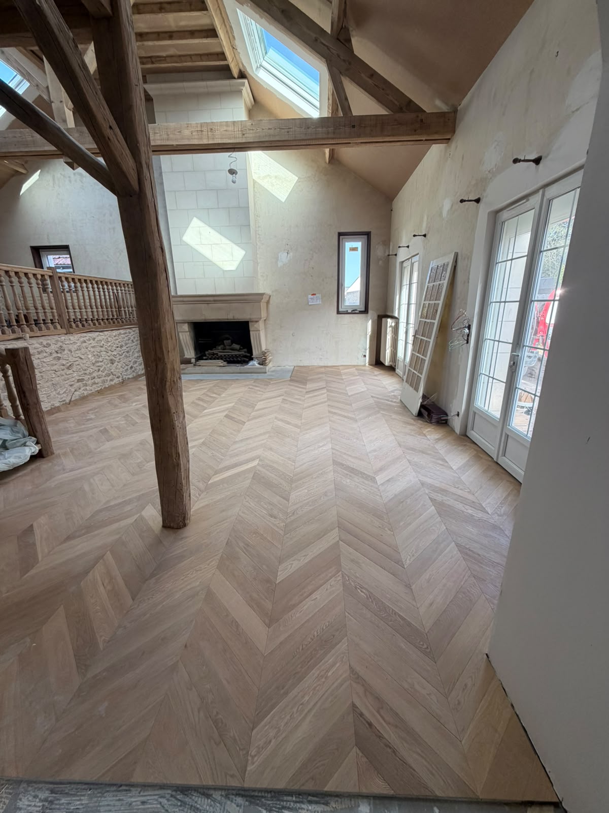 Parquet contrecollé chêne en pointe de Hongrie posé collé dans une pièce de vie à Orléans