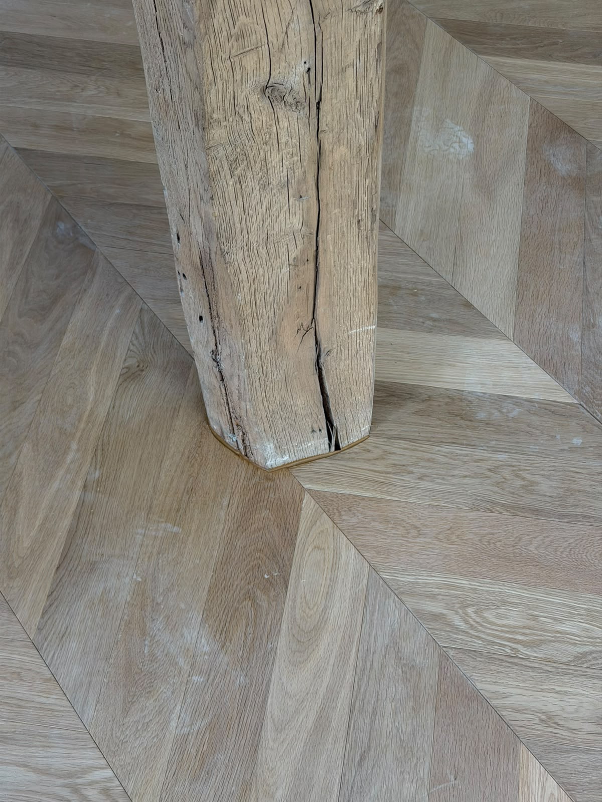 Détail des lames en pointe de Hongrie et de la découpe autour d'un poteau en chêne (NATURABOIS, artisan à Orléans)
