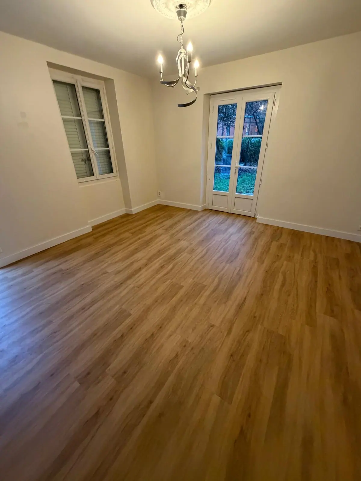 Parquet chêne rénové dans un salon de caractère à Orléans